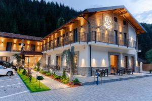 博尔沙Hotel INA的一家酒店前停着一辆车