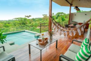 Bazén v ubytování Ecolirios Boutique Hotel & Villas nebo v jeho okolí