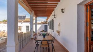 patio ze stołami i krzesłami na balkonie w obiekcie Casa Rural Aire Fuente de Piedra by Ruralidays w mieście Fuente de Piedra
