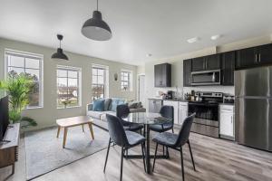 Η κουζίνα ή μικρή κουζίνα στο 2BR Luxury Suite Near Henry Ford