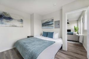 Ένα ή περισσότερα κρεβάτια σε δωμάτιο στο 2BR Luxury Suite Near Henry Ford