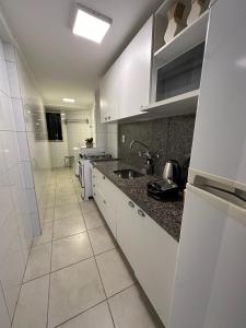 Η κουζίνα ή μικρή κουζίνα στο Piscina, churrasqueira, garagem, sauna e academia!