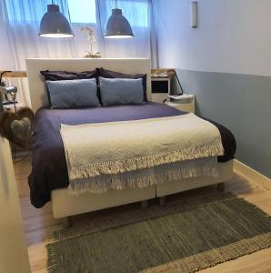 Postel nebo postele na pokoji v ubytování Bluebeach Scheveningen