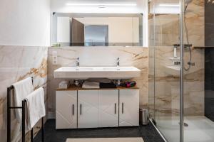 Koupelna v ubytování Felsenkeller Appartements + 37 fotografií
