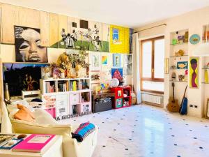 a living room with a couch and a table at Artistic 2-bedroom condo in Milan