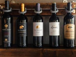 una fila di bottiglie di vino su uno scaffale di Grace of Africa, Couples 5 STAR Nature Lodge a Marloth Park