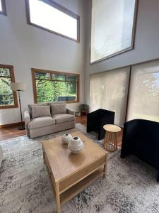 un salon avec un canapé et une table dans l'établissement Refugio Monteverde house, privacy & ocean view!, à Monteverde Costa Rica