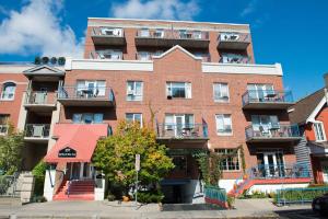 um grande edifício de tijolos vermelhos com varandas em ByWard Blue Inn em Ottawa