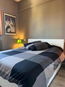 1 dormitorio con 1 cama grande con sábanas azules y grises en Casa i Portici, en Arezzo