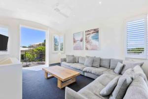 TV a/nebo společenská místnost v ubytování Sorrento Utopia - Spacious, Private, Beach Escape