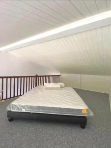 a large bed in a room with a ceiling at Appartement charmant avec vue sur mer à Schoelcher - 90 m², calme in Schœlcher