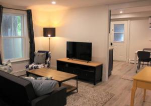 Et tv og/eller underholdning på County Cove - Wellington Suite - Two-Bedroom - two queen beds - Wellington Apartment