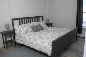 En eller flere senge i et værelse på County Cove - Wellington Suite - Two-Bedroom - two queen beds - Wellington Apartment + 16 billeder