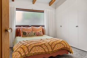 a bedroom with a bed and a window at LUXE POINT in Blairgowrie