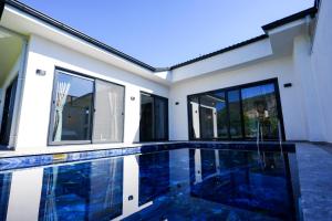 una piscina vacía en una casa en Villa Nature, en Ortaca