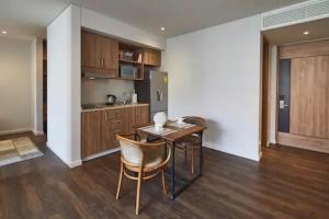 una cucina con un tavolo e sedie in una stanza di Cozy & Convenient in Calucé Chía Ideal Getaway a Chía