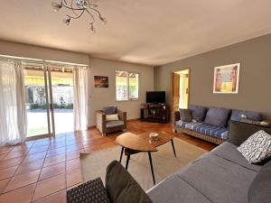 una sala de estar con un sofá y una mesa en VILLA VIIEUX MOULIN Villa avec piscine pour 7 personnes avec piscine à Hyères, en Hyères