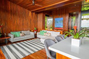 Posezení v ubytování Ecolirios Boutique Hotel & Villas