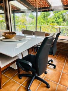 a conference room with a white table and chairs at Chacara pé na agua represa de Mairiporã in Mairiporã