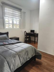 Postel nebo postele na pokoji v ubytování Hotel Muros Quito