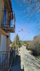 Το κτήριο όπου στεγάζεται  το διαμέρισμα