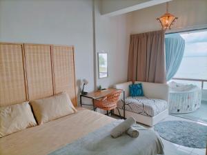 Postel nebo postele na pokoji v ubytování Seafront SunsetSpa