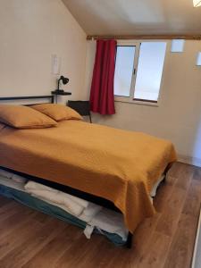 une chambre avec un lit et deux fenêtres dans l'établissement Duplex14h 1er étage jardinet 1 parking ou studio14B rdc terrasse sans parking, à La Rochelle