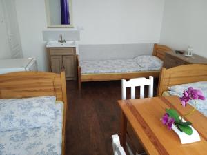 Posteľ alebo postele v izbe v ubytovaní Hostel Rumiankowy Airport Hostel