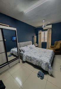 Postel nebo postele na pokoji v ubytování UITM Puncak Alam Cozy Blue Escape