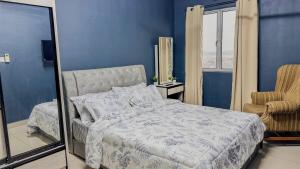 Postel nebo postele na pokoji v ubytování UITM Puncak Alam Cozy Blue Escape + 13 fotografií