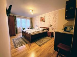 sypialnia z łóżkiem i drewnianą podłogą w obiekcie Wynajem Pokoi Kasia i Józef Gałysa w Zakopanem