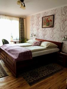 sypialnia z dużym łóżkiem w pokoju w obiekcie Wynajem Pokoi Kasia i Józef Gałysa w Zakopanem