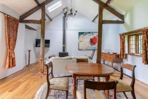 TV a/nebo společenská místnost v ubytování Ashford Bridge Barn