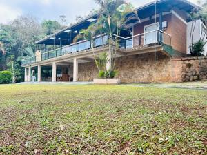 a house with a large yard in front of it at Chacara pé na agua represa de Mairiporã in Mairiporã