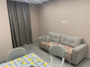 a living room with a couch and a bed at Meri Hause in Vlorë