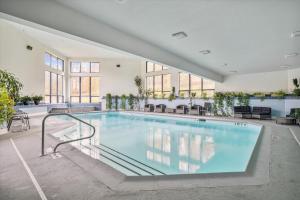 Πισίνα στο ή κοντά στο Ski on ski off, conveniently located, 2 bedroom condo with beautiful views, access to indoor pool Sunrise B3