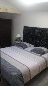 2 camas en una habitación con 1 cama grande en Gîtes Macarien, en Saint-Macaire
