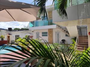 a view of the house from the courtyard at Apartamentos Villa Leonor in Coveñas +38 photos