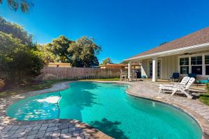 una piscina en el patio trasero de una casa en Blue Luxe, en Pensacola