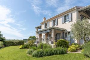 una vista esterna di una casa con cortile di Villa Casa Katharina a Vižinada