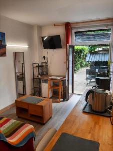 - un salon avec une table basse et une porte coulissante en verre dans l'établissement Duplex14h 1er étage jardinet 1 parking ou studio14B rdc terrasse sans parking, à La Rochelle