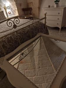 una camera da letto con un letto e una cassettiera di Stella House a Fasano