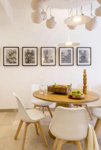 a dining room with a table and chairs at casa Olympia in Polignano a Mare