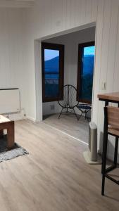 una stanza con due sedie e due finestre di dormis bar a San Martín de los Andes