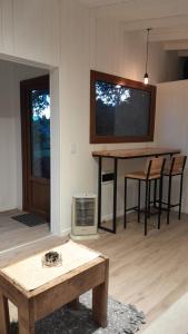 un soggiorno con un tavolo e una sala da pranzo di dormis bar a San Martín de los Andes Altre 18 foto