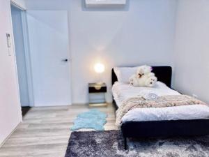 Modern Double-Story Abode A Scarborough Delightにあるベッド