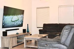 Modern Double-Story Abode A Scarborough Delightにあるテレビまたはエンターテインメントセンター