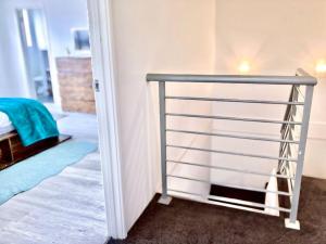 Modern Double-Story Abode A Scarborough Delightにあるベッド