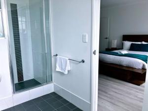 Modern Double-Story Abode A Scarborough Delightにあるベッド