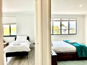 Modern Double-Story Abode A Scarborough Delightにあるベッド